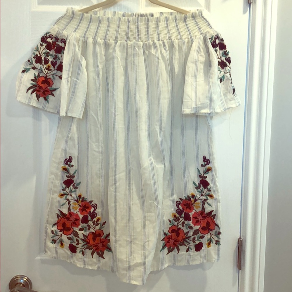 Beautiful off shoulder dress!  Never worn